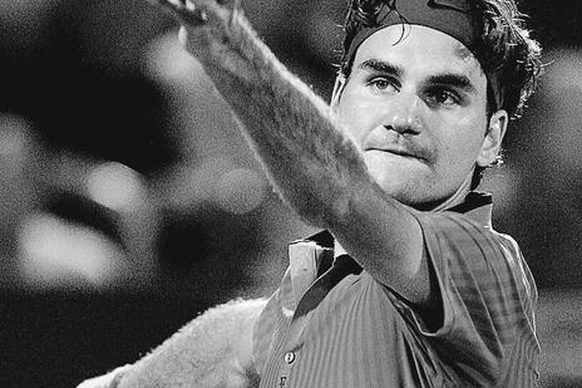 Roger Federer dari Swiss melakukan servis ke arah Frederic Niemeyer dari Kanada pada Turnamen ATP Masters 1000 Montreal, Selasa (11/8) di Kanada. 