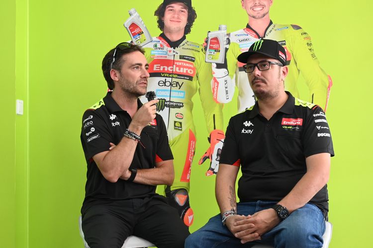 Team Director Pertamina Enduro VR46 Racing Team Alessio Salucci bersama Team Manager Pertamina Enduro VR46 Racing Team Pablo Nieto saat diwawancarai oleh Tim Energia jelang race MotoGP Pertamina Grand Prix of Indonesia 2024 di Pertamina Mandalika International Circuit, Kuta, Lombok Tengah, Nusa Tenggara Barat pada Jumat (27/9/2024).
