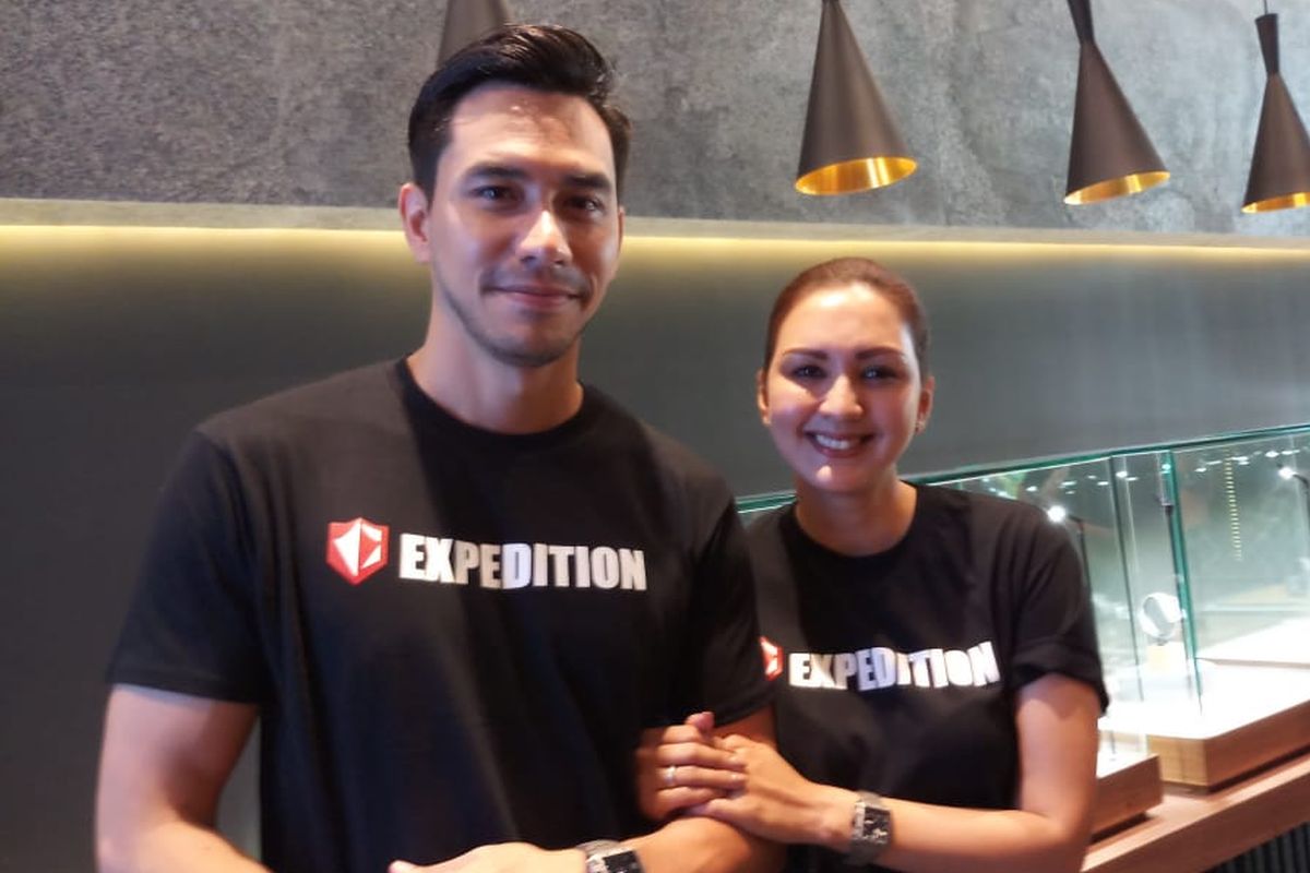 Presenter Darius Sinathrya dan Donna Agnesia saat ditemui di acara peluncuran Himalaya Series, Expedition Professional Adventure Equipment di Central Park, Grogol, Jakarta Barat, Sabtu (23/11/2019).