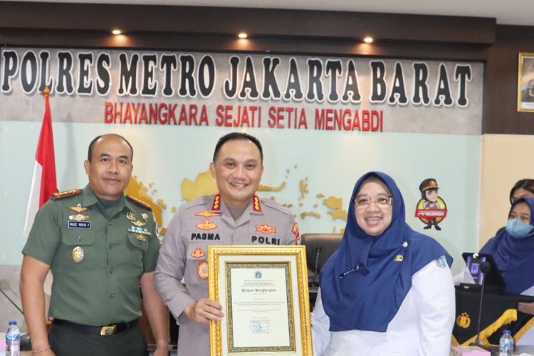 Dinas Pendidikan memberikan penghargaan sekaligus mengapresiasi cara Polres Metro Jakarta Barat dalam menangani kasus tawuran di wilayahnya, pada Rabu (26/10/2022).