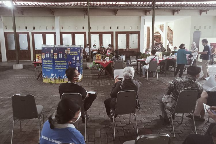 Puluhan orang berduyun-duyun mendatangi rumah Sri Haryanto (70) di Kampung Tegalharjo, RW 003/RW 011 Kelurahan Joglo, Banjarsari, Solo, Jateng, untuk mengikuti vaksinasi booster yang diadakan UPTD Puskesmas Gambirsari, pada Selasa (10/5/2022) pagi.