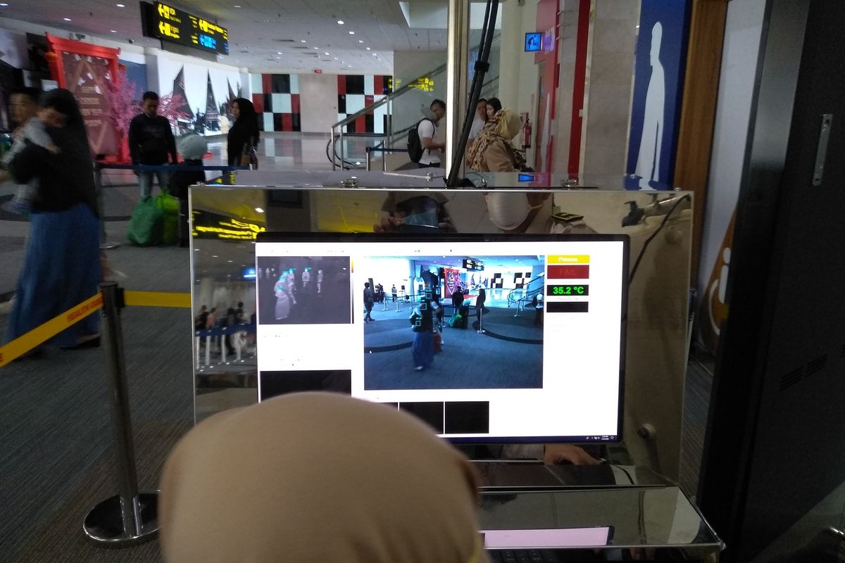 Seorang petugas KKP memerhatikan layar monitor yang memperlihatkan hasil thermo scanning di Bandara Internasional Kuala Namu pada Jumat (24/1/2020). Thermo scanning tersebut merupakan bagian dari kesiapsiagaan terhadap penanganan PINERE, salah satunya virus Corona.