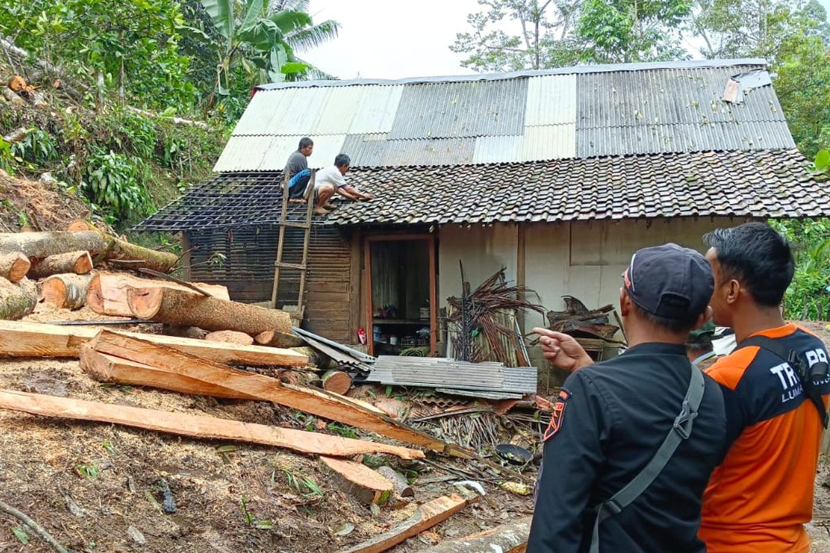 Kondisi rumah warga terdampak longsor di Lumajang