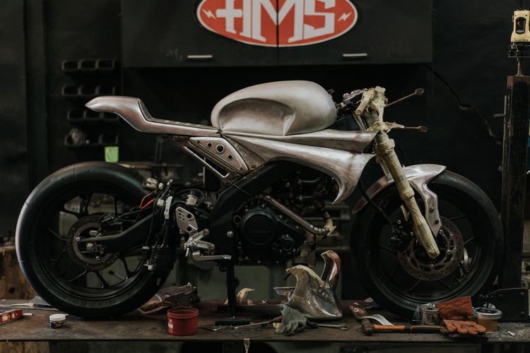 Yamaha XSR 155 bergenre cafe racer besutan AMS Garage.