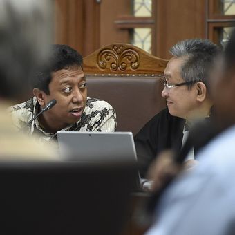 Terdakwa kasus suap jual beli jabatan di lingkungan Kementerian Agama Romahurmuziy (kiri) berbincang dengan kuasa hukumnya saat menjalani sidang lanjutan di Pengadilan Tipikor, Jakarta, Rabu (27/11/2019). Sidang tersebut beragenda mendengarkan keterangan dua orang saksi. ANTARA FOTO/Nova Wahyudi/foc.
