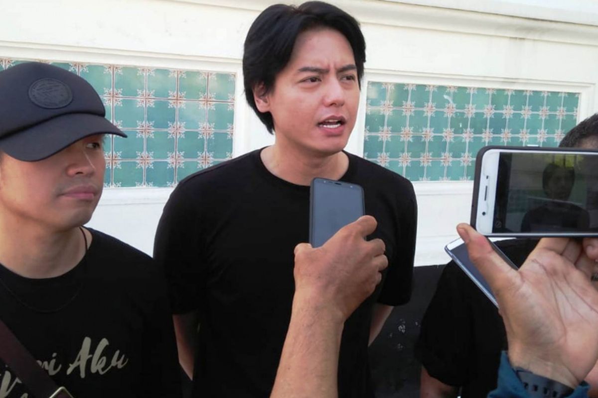 Roger Danuarta menceritakan pengalamannya bermain di film Ajari Aku Islam di lokasi syuting perdana Masjid Raya Al Mashun, Kota Medan, Senin (18/2/2019)