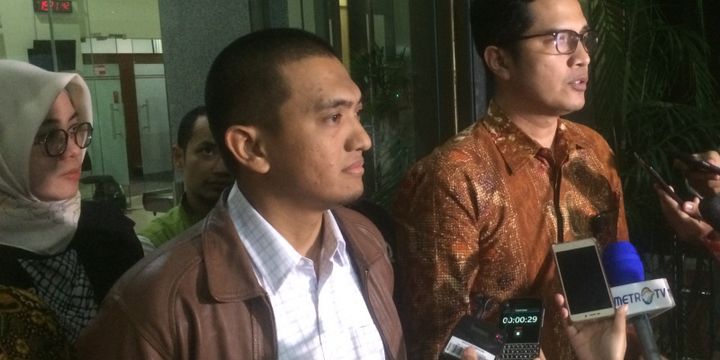Ketua Wadah Pegawai (WP) Komisi Pemberantasan Korupsi (KPK) Yudi Purnomo (kiri) bersama Juru Bicara KPK )kanan pakai baju batik panjang) saat ditemui di Gedung Merah Putih KPK, Jakarta, Senin (9/7/2018).