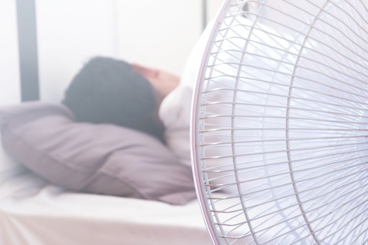 Salah satu efek tidur dengan kipas angin semalaman adalah memicu reaksi alergi pada beberapa orang.