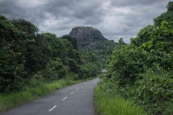Batu Baginde dan Cara Kita Melihat Waktu