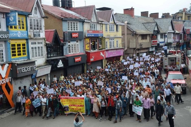Demonstran memprotes kasus perkosaan dan pembunuhan gadis remaja di Kotkhai, Shimla, Himachal Pradeshon, 20 Juli 2017. Di India, perkosaan menjadi persoalan serius yang butuh segera penanganan.