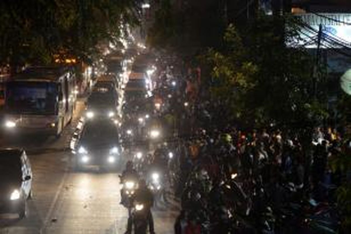 Kemacetan parah terjadi akibat kecelakaan beruntun di Jalan Sultan Iskandar Muda, Arteri Pondok Indah, Jakarta Selatan, Selasa (20/1/2015) malam. Kecelakaan yang melibatkan empat motor dan tiga mobil tersebut menewaskan empat orang. KOMPAS/HERU SRI KUMORO