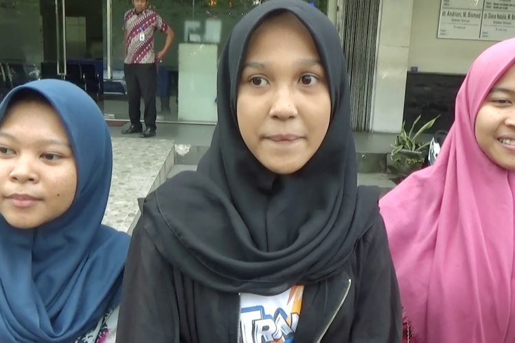 Salwa (tengah) bersama dua temannya usai menjenguk AD (14), siswi SMP korban pengeroyokan siswi SMA di Rumah Sakit Pro Medika Pontianak, Kalimantan Barat, Jumat (12/4/2019).