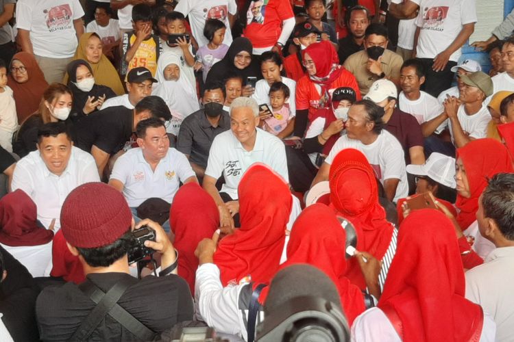 Calon presiden nomor urut 3 Ganjar Pranowo saat berdialog dengan kelompok nelayan di Cilacap, Selasa (9/1/2024).