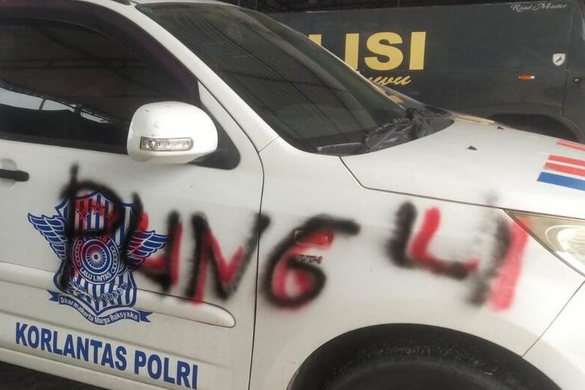 Oknum Anggota Polres Luwu Aipda HR yang melakukan aksi vandalism dengan mencoret dinding Mako Polres Luwu dengan kata-kata seperti ?Sarang Korupsi? dan ?Sarang Pungli? serta di mobil Patroli Polres Luwu bertuliskan ?Raja Pungli? dilakukan menggunakan cat semprot atau Pilox.Sabtu (15/10/2022).