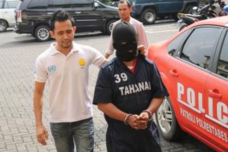 Tersangka Judi Online, Budi Utomo (43) dibawa petugas ke Mapolrestabes Semarang, Selasa (22/4/2014). 