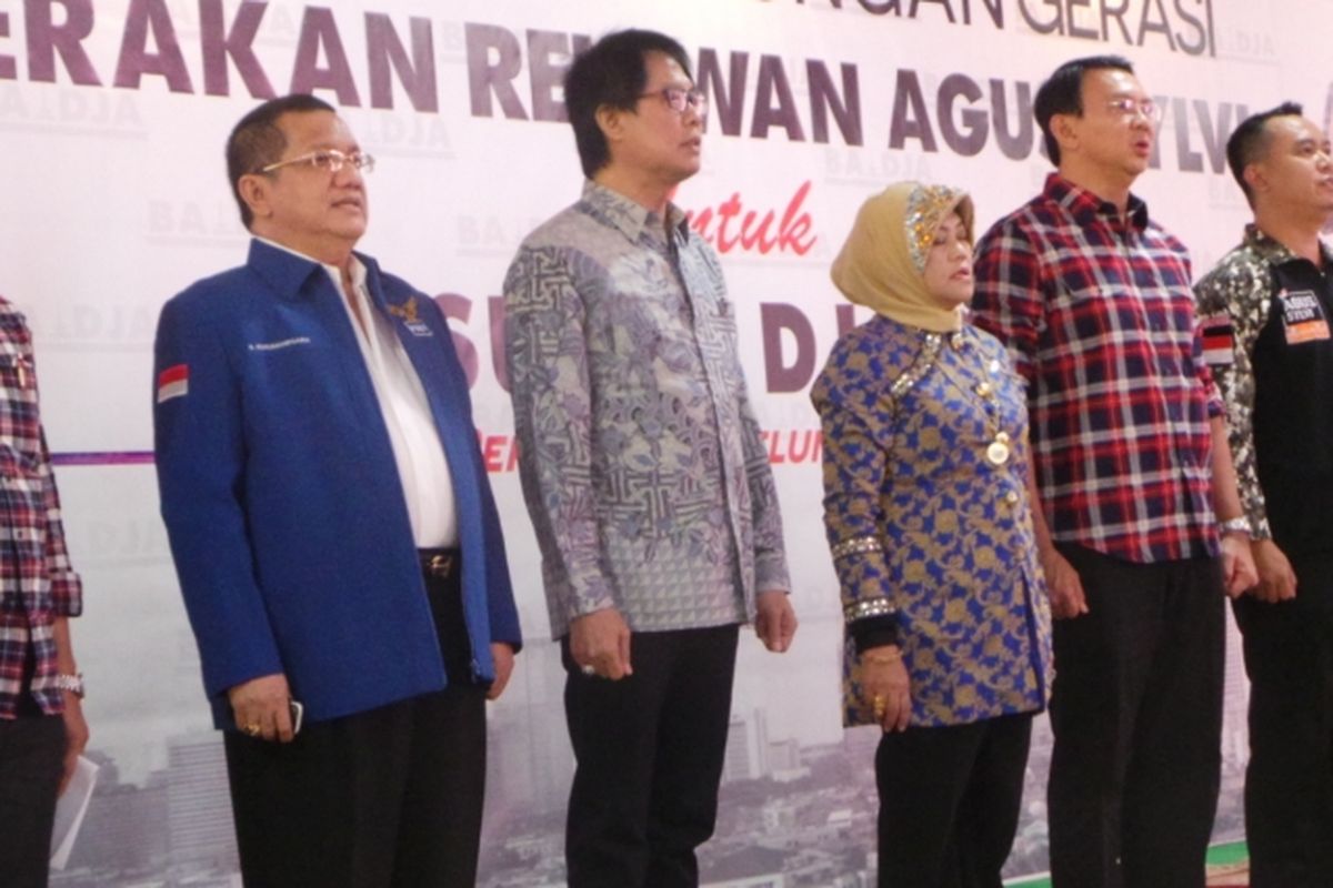 Calon gubernur nomor pemilihan dua DKI Jakarta Basuki Tjahaja Purnama saat menerima dukungan dari beberapa kader Partai Demokrat. Salah satu dukungan berasal dari Sekretaris Dewan Pembina DPP Partai Demokrat Ajeng Ratna Suminar (pakai jilbab samping Ahok), di Jalan Talang Nomor 3, Menteng, Jakarta Pusat, Senin (13/3/2017).