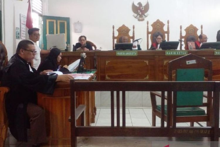 JPU Kejati Sumut Randi H Tambunan (kiri) membacakan nota tuntutan di Pengadilan Negeri Medan, Sumatera Utara, Senin (27/11/2023).