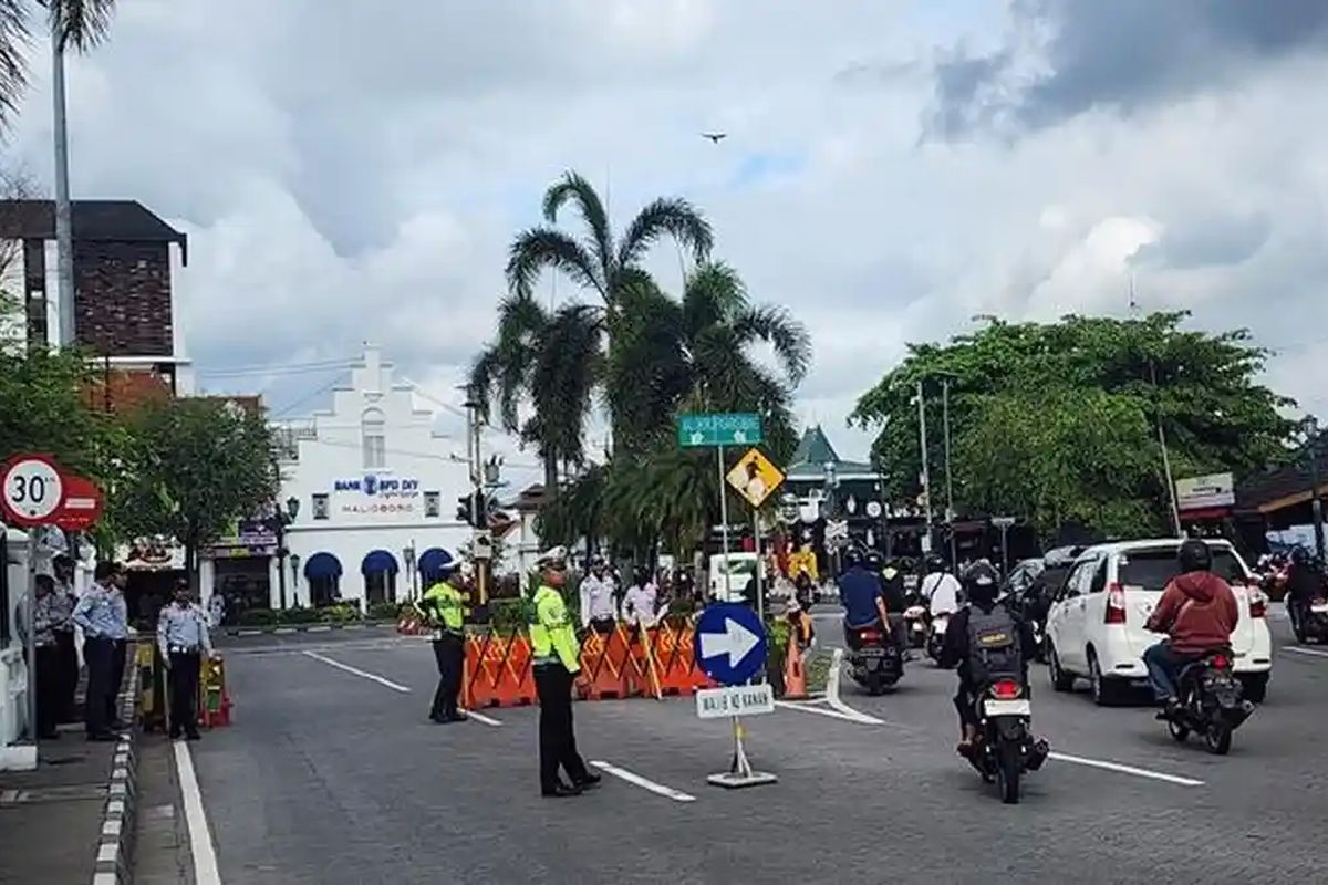 Personel Kepolisian dan Dishub Kota Yogyakarta mengalihkan kendaraan yang akan masuk ke Malioboro dari Jalan Abu Bakar Ali, Senin (1/12/2025).  