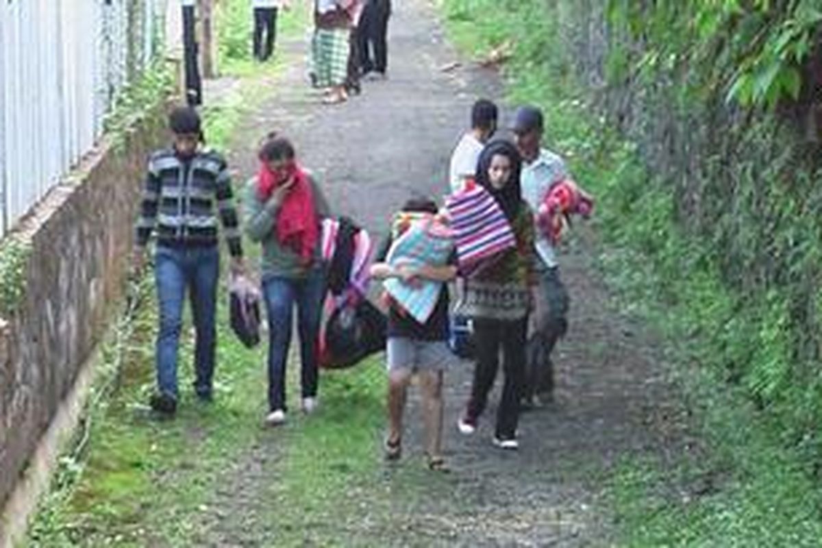 Sebagian imigran gelap yang diamankan polisi dari vila di kawasan puncak Tretes Prigen Pasuruan Jawa Timur, Selasa (12/06/2012)