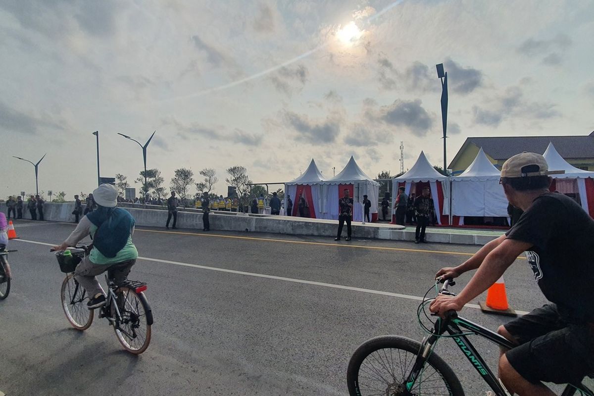 Warga melintas Jembatan Kretek II, Bantul, sebelum diresmikan Presiden Joko Widodo. Jumat (2/6/2023)