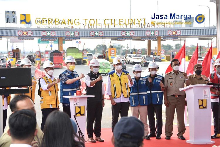 Gubernur Jawa Barat Ridwan Kamil meresmikan Tol Cisumdawu Seksi Cileunyi-Pamulihan, menandakan mulai besok tol tersebut mulai bisa dilintasi para pengguna jalan, di Bandung, Jawa Barat, Senin (24/1/2022).