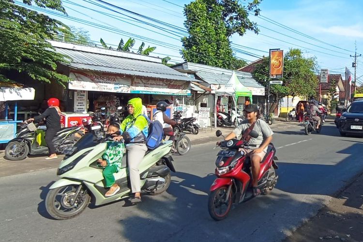 Banyak pengendara motor tidak memakai helm di Jalan Cawas - Pedan