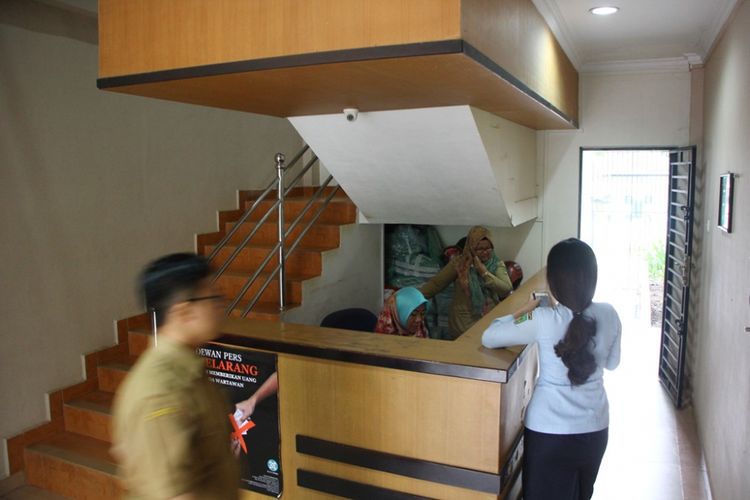 Suasana kantor DLH terlihat lengang. Dan dari OTT tersebut, lima ruangan di kantor DLH di pasang Police Line