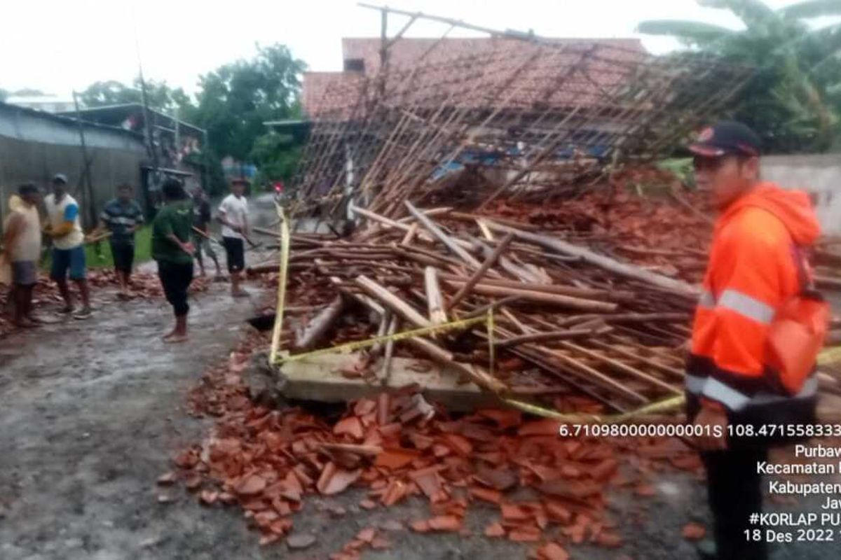 Tangkap Layar proses evakuasi korban tertimbun bangunan ambruk di Desa Purbawinangun, Kecamatan Depok, Kabupaten Cirebon, Jawa Barat, Minggu petang (18/12/2022). Korban merupakan seorang kurir, yang sedang berteduh di lokasi saat hujan deras dan angin kencang.