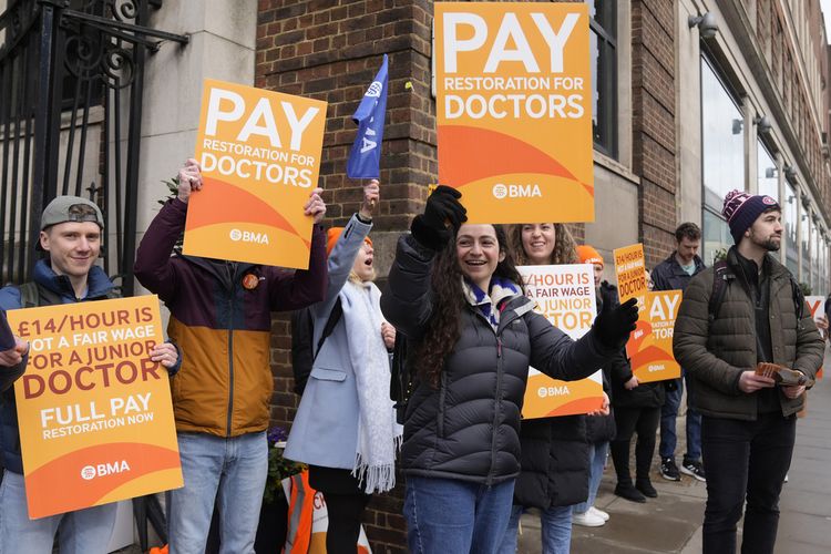 Sejumlah dokter junior memegang plakat protes di luar Rumah Sakit St Mary di London, Selasa, 14 Maret 2023. Ribuan dokter junior di Inggris akan menggelar aksi mogok kerja mulai Selasa (11/4/2023) hingga Sabtu (15/4/2023).