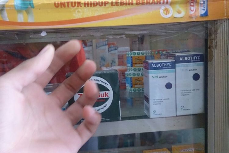 BPOM resmi melarang peredaran dan konsumsi cairan obat luar Albothyl yang diproduksi oleh PT Pharos Indonesia. Namun di Batam, Kepulauan Riau, obat luar ini masih banyak beredar.