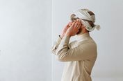 Tiba di Masjid saat Adzan, Harus Berdiri atau Boleh Langsung Duduk? Ini Penjelasan Ulama