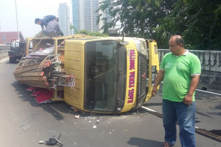 Truk terguling di jalan layang Antasari, Jakarta Selatan, Jumat (20/9/2019)