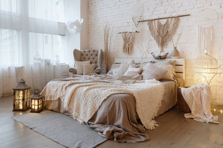 Ilustrasi kamar tidur bergaya boho minimalis. 