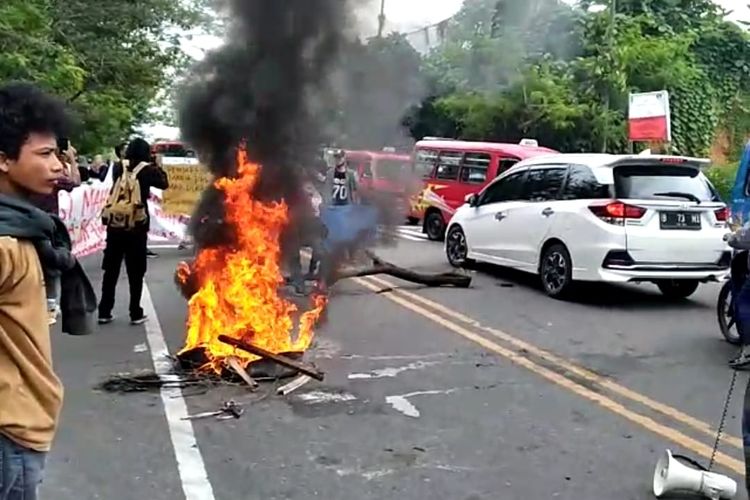 Mahasiswa Universitas Pattimura Ambon membakar ban bekas dan memblokade sebagian ruas jalan Ir M Putuhena di depan kampus saat menggelar aksi demo menolak kenaikan BBM, Jumat (9/9/2022)