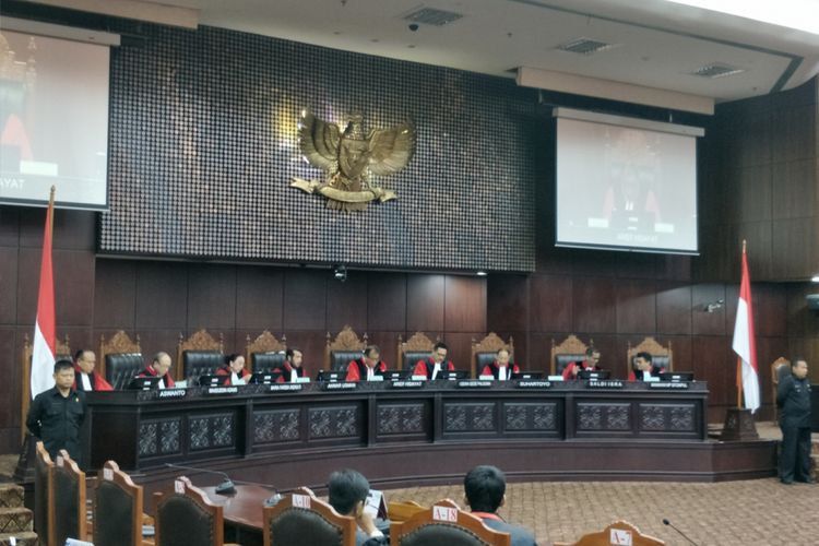 Mahkamah Konstitusi (MK) menggelar sidang pembacaan putusan permohonan uji materi Peraturan Pemerintah Pengganti Undang-Undang No. 2 Tahun 2017 tentang Organisasi Kemasyarakatan (Perppu Ormas) di gedung MK, Jakarta Pusat, Selasa (12/12/2017).