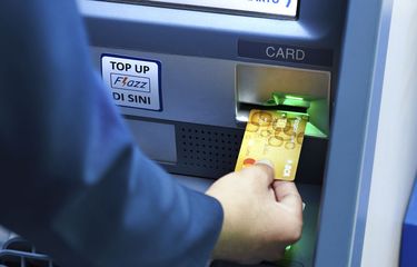 Cara mengurus kartu debit BCA yang tertahan atau tertelan di mesin ATM.