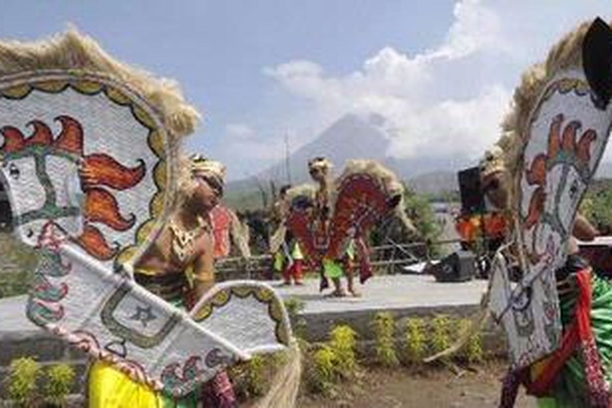 Anak-anak warga Dusun Kinahrejo menampilkan atraksi kesenian jatilan pada acara pembukaan Wisata Alam Jelajah Kinahrejo di Dusun Kinahrejo, Desa Umbulharjo, Cangkringan, Sleman, DI Yogyakarta, Sabtu (12/2/2011).  