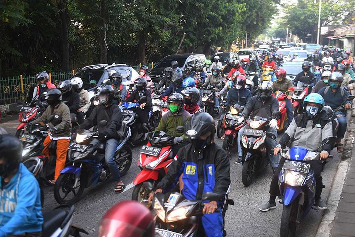 Sejumlah kendaraan terjebak kemacetan di Lenteng Agung, Jakarta, Jumat (15/5/2020). Direktorat Lalu Lintas (Ditlantas) Polda Metro Jaya menyatakan dalam beberapa hari terakhir mulai terjadi peningkatan volume kendaraan yang diduga karena banyak perkantoran yang sudah tidak menerapkan work from home (WFH).