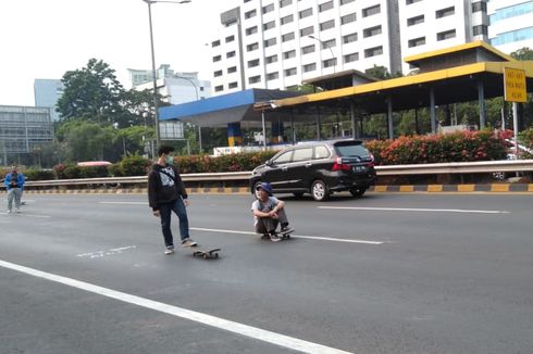 Masuk ke Jalan Tol Depan DPR, Peserta Demo Main Skateboard, Pedagang Cincau Ikut Jualan