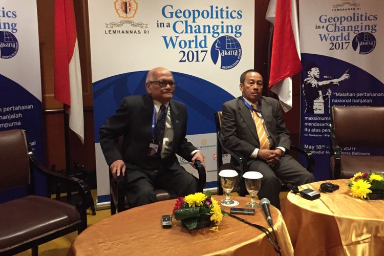 Gubernur Lemhanas Agus Widjojo (kanan) dalam Jakarta Geopolitical Forum, di Jakarta, Jumat (19/5/2017).  