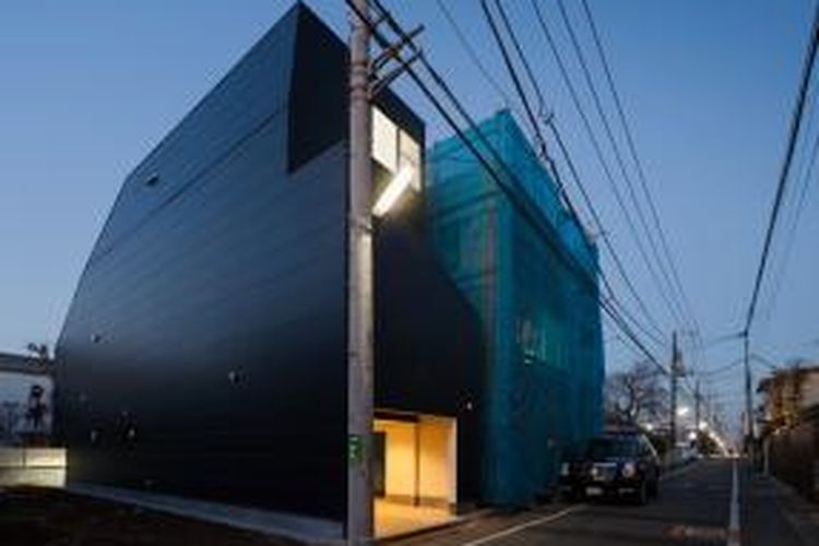 Rumah yang ada di Tokyo, Jepang, ini begitu tertutup. Dari luar, warna hitam menyelimuti permukaannya. Privasi menjadi tujuan utama bagi pembangunan rumah dengan ukuran terbatas ini. 
