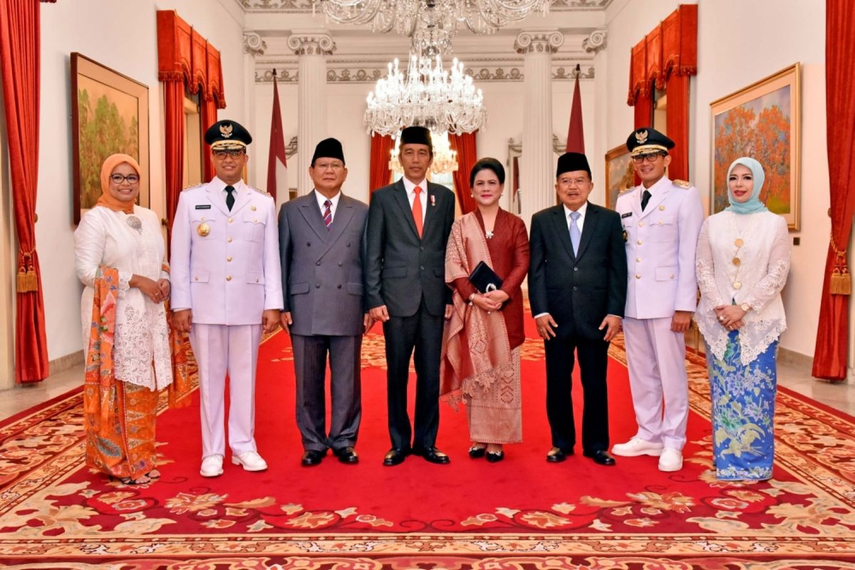 Presiden Joko Widodo bersama Ibu Negara Iriana Widodo, berfoto bersama, Wakil Presiden Jusuf Kalla, Gubernur DKI Jakarta, Anies Baswedan bersama istrinya Fery Farhati Ganis, Wakil Gubernur DKI Jakarta Sandiaga Uno dan Istrinya Nur Asia dan Ketua Dewan Pembina Partai Gerindra Prabowo Subianto, seusai pelantikan Gubernur DKI Jakarta, di Istana Kepresidenan, Senin (16/10/2017). Anies-Sandi akan memimpi Jakarta selama 5 tahun dari 2017-2022.