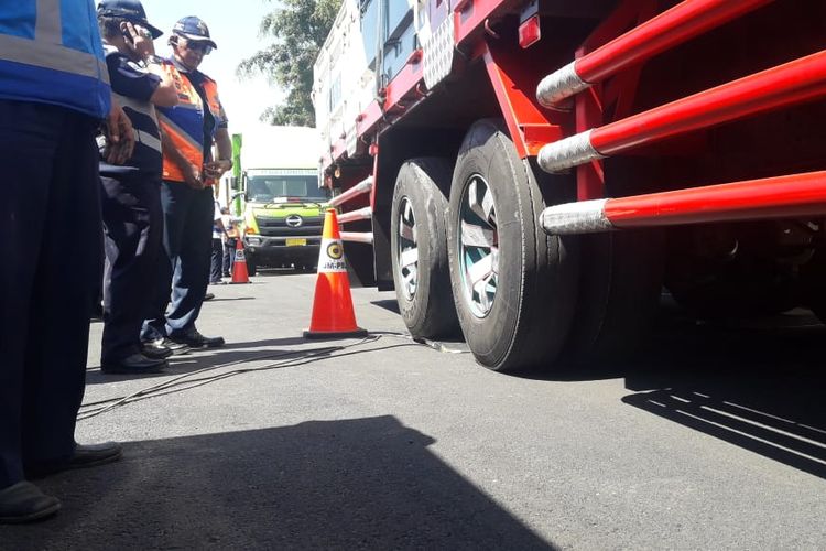 Aktivitas pengecekan kendaraan logistik di Tol Purbaluenyi KM 120 Ruas Cipularang. Pengecekan ini dalam rangka operasi over dimension over load (ODOL) yang dilakukan oleh PT Jasamarga Cabang Purbaleunyi,  Dinas Perhubungan Provinsi Jabar, Dinas Perhubungan Kabupaten Bandung Barat, Balai Pengelola Transportasi Darat Kementerian Perhubungan, dan Satlantas Polres Purwakarta, Kamis (12/9/2019).