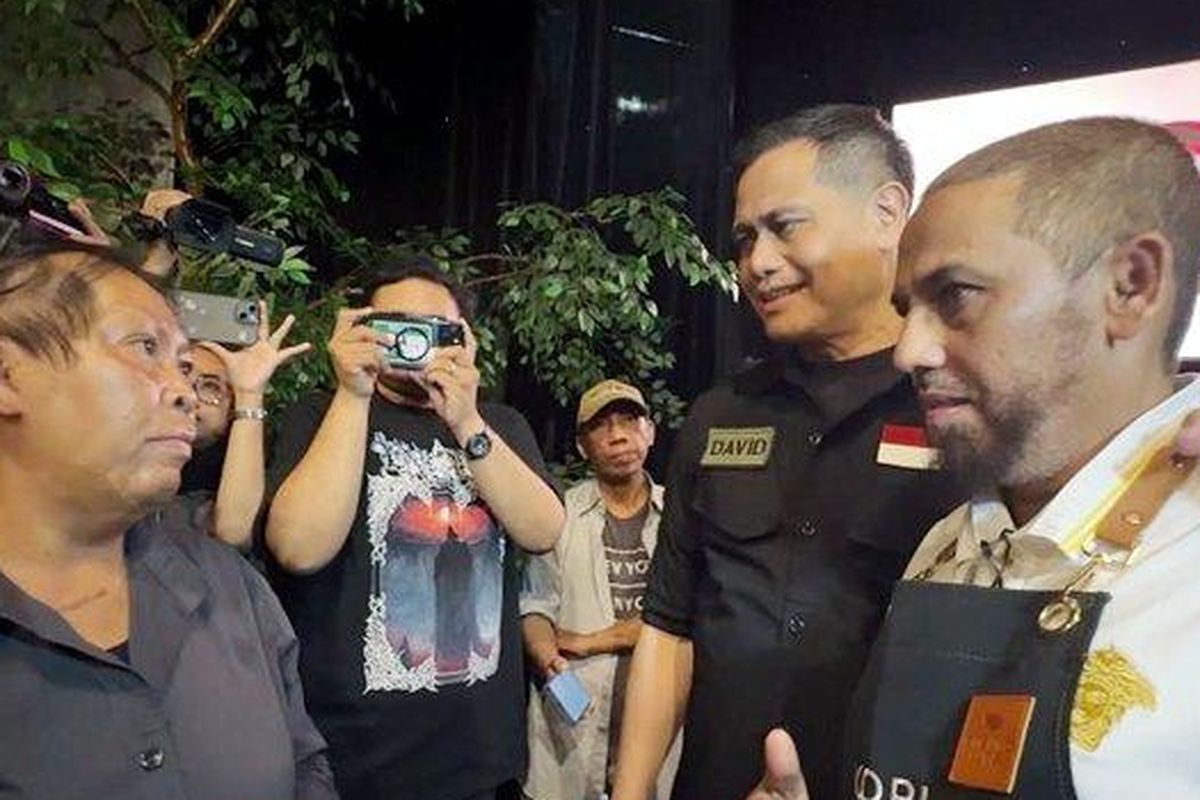 UMAR PATEK BERTEMU PENYINTAS - Chusnul Chotimah(kiri), drg David dan Umar Patek (kanan) tengah membahas terkait kehidupan penyintas pasca tragedi Bom Bali 1 pada 2002 silam, di sela launching Kopi Ramu 1966 di Hedon Estate Surabaya pada Selasa (3/6/2025). Chusnul berpesan agar Umar Patek bisa merealisasikan kata maafnya dengan memberikan peluang lapangan pekerjaan kepada keluarga penyintas. 