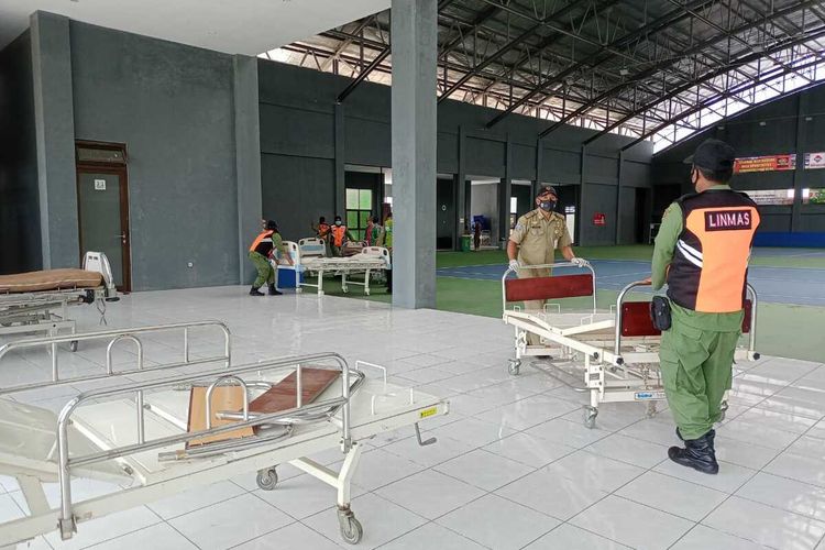Pemerintah Kota (Pemkot) Magelang membuka rumah sakit darurat untuk penanganan pasien Covid-19 di lapangan tenis indoor Moncer Serius Kompleks Gelora Sanden, Kelurahan Kramat Selatan, Kecamatan Magelang Utara, Kamis (1/7/2021).