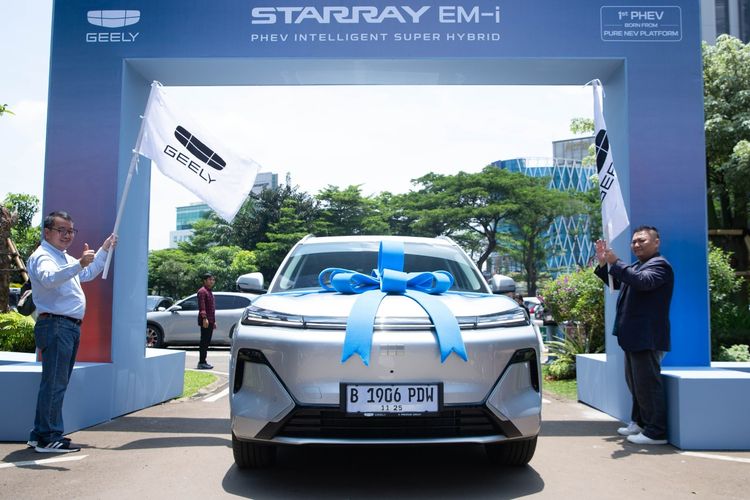 Serah terima Geely Starray EM-i ke pembeli pertama