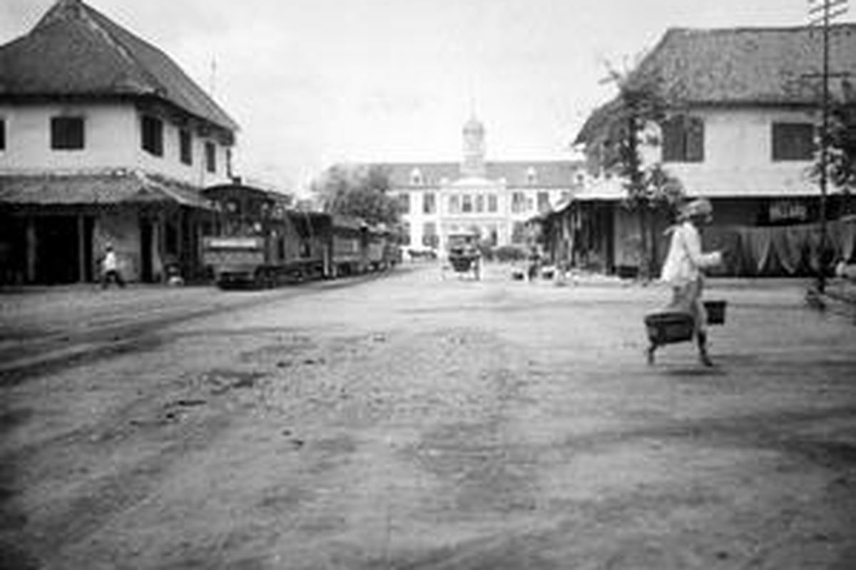 Balai Kota Batavia di sekitar akhir abad 19, trem melintas di jalan yang kini ada di antara gedung Kantor Pos dan Dasaad Musin. Jalan itu menembus ke Jalan Kalibesar Timur.