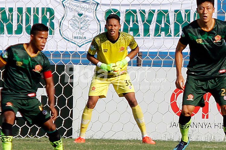 Kiper PS Tira, Syahrul Trisna (tengah), saat tampil dalam laga pekan kedelapan Liga 1 2018 melawan PSMS Medan di Stadion Sultan Agung, Bantul, Jumat (11/5) sore WIB.
