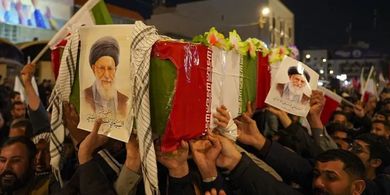 Putra-putra Ali Khamenei Iringi Shalat Jenazah, Pemimpin Tertinggi Iran Mojtaba Masih Tak Muncul
