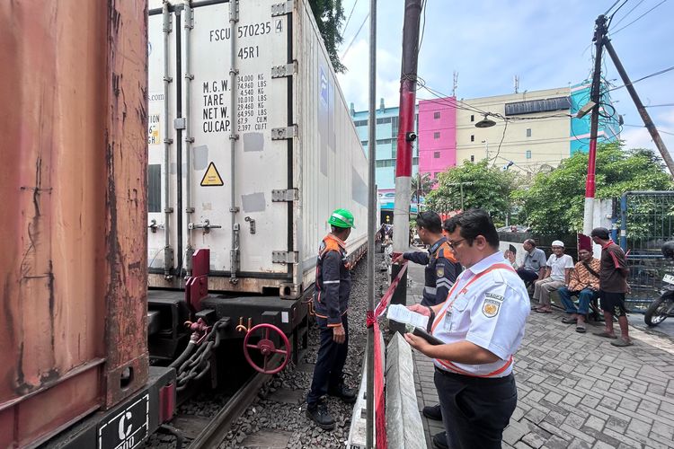 Petugas saat memperbaiki kereta anjlok di Dekat Stasiun Pasar Turi Surabaya, Rabu (19/11/2025).
